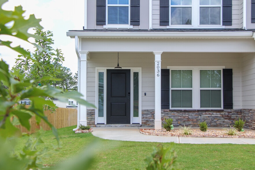 Building Photo - 2036 Warbler Dr