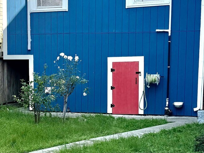 Building Photo - Cozy 2+bdrm/1 bath home w/a huge basement, washer/dryer, & off street pkg, space in the heart of ...