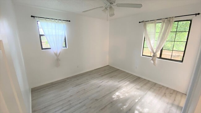 Building Photo - Updated 3/2 w/ Stainless Steel Appliances,...