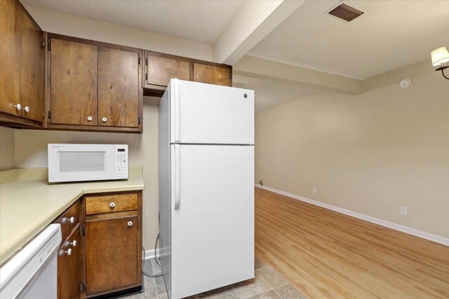 Building Photo - 1557 Live Oak Dr