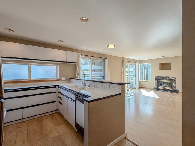 Building Photo - Quirky 1bd/1.5bth Loft Condo in West Queen Anne, $2,300/mo.