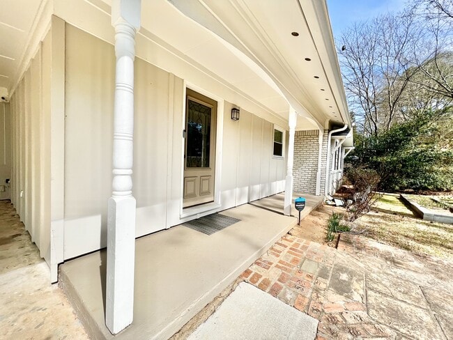 Building Photo - 2228 Meadowvale Dr NE