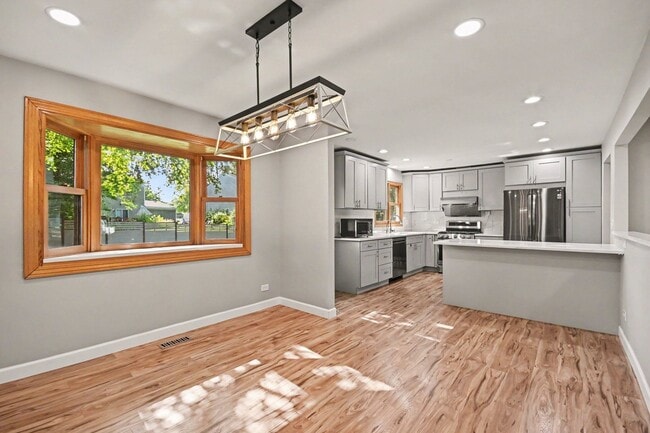 Building Photo - 5195 Castaway Ln