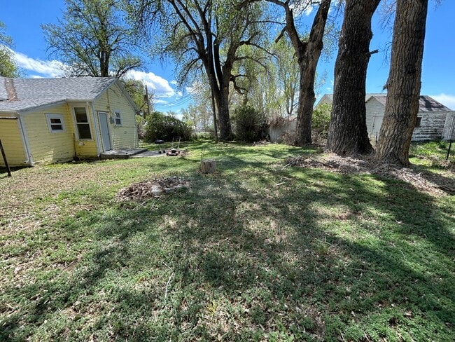Building Photo - 2 Bed 1 Bath Large House with Fenced Yard and Washer Dryer Hookups