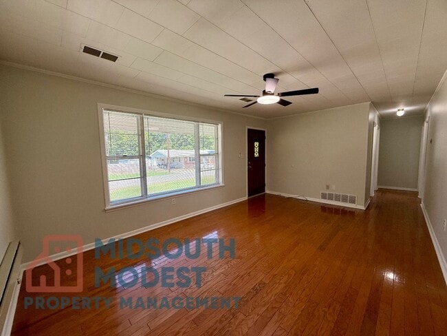 Building Photo - Welcome to this 3 Bedroom/1 Bathroom Home in Paragould AR - $1,200/month