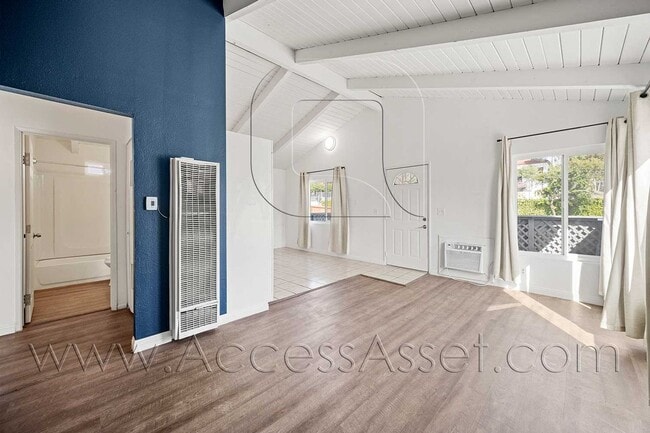 Building Photo - Charming Upstairs 2 Bed/1 Bath Unit With F...
