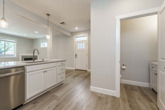 Building Photo - Desirable Salmon Creek Home Located in Lux...
