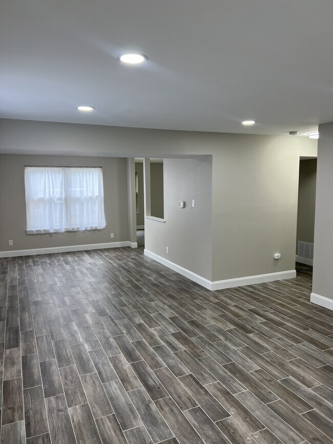 Building Photo - 223 Foxwood Ln