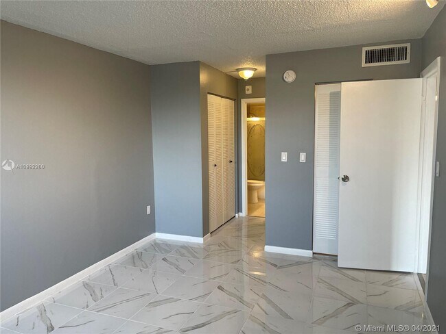 Building Photo - 16465 NE 22nd Ave