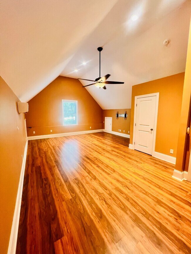 Building Photo - Tucked Away 3 Bedroom Gem on Private Road ...