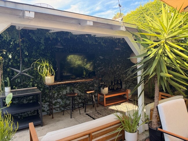 Building Photo - 957 N Avenue 49