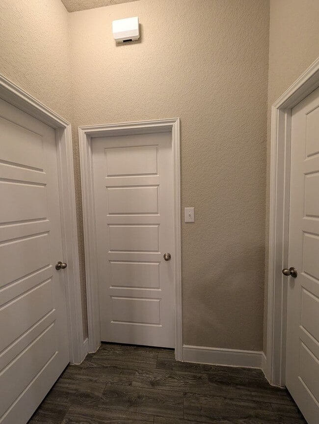 Building Photo - 3/2/2 Duplex / Less than 1 Mile to Gruene / Fridge Included/ Gas Cooking / Covered Patio / CISD