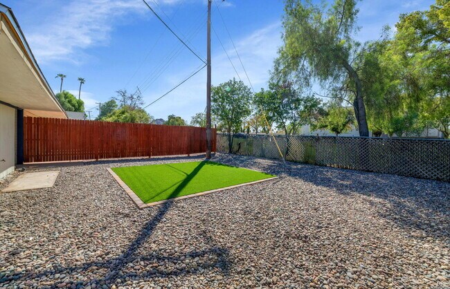 Building Photo - Fully Renovated 2 Bed / 2 Bath in Central ...