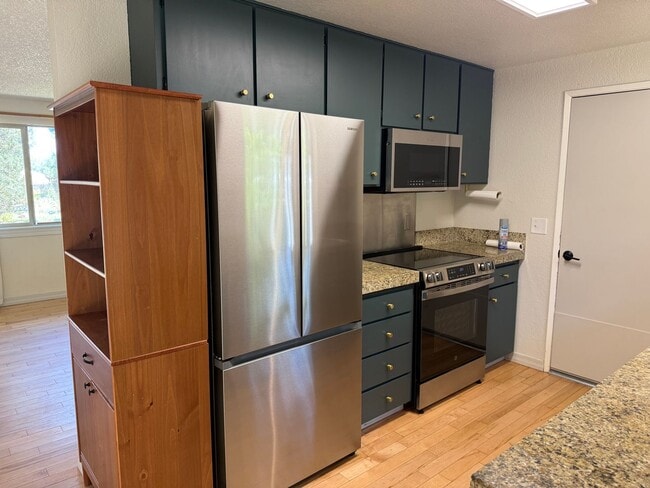Building Photo - Beautiful 3 Bed/1 Bath Home with Large and Fenced Backyard - SE Bend