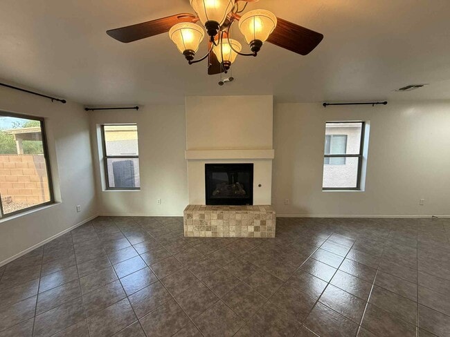 Building Photo - 640 W Emerald Key Dr