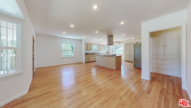 Building Photo - 1107 S Bundy Dr