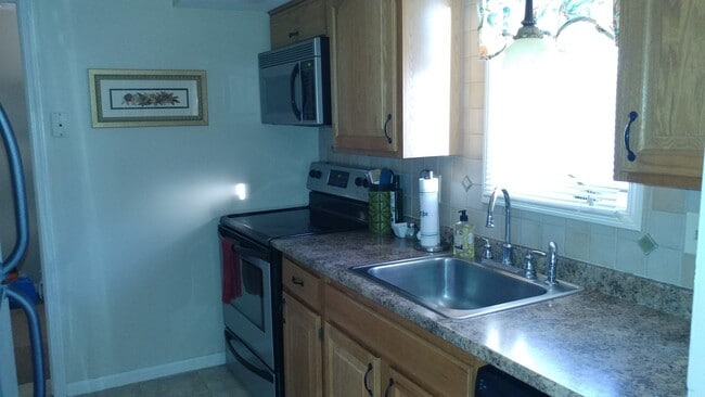 Building Photo - (2) bedroom Town-House w/ new Dining Room ...