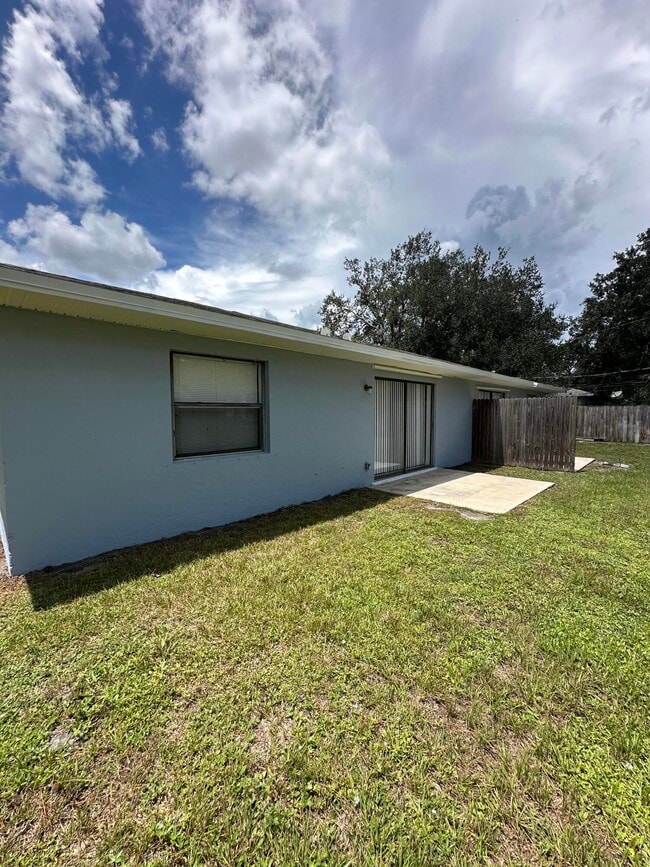 Building Photo - 1217 Schumann Dr