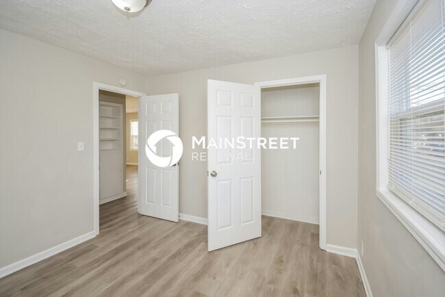 Building Photo - 3 Bedroom Pet-Friendly Home in Indianapolis, IN with Main Street Renewal