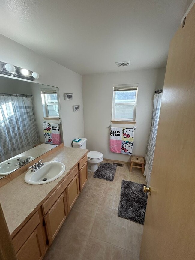 Building Photo - 4B, 2.5BA Pet-friendly home w/2-car garage...
