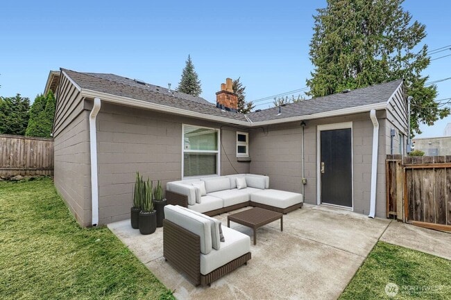 Building Photo - SHORT TERM ONLY THROUGH JULY 2026 Private ...