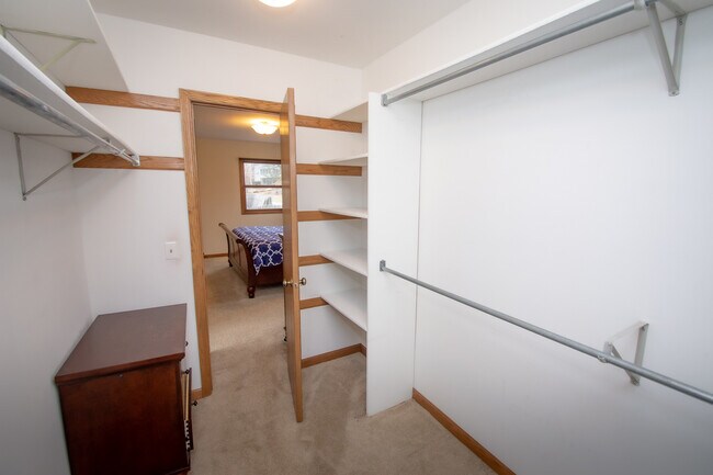 Building Photo - 23231 W Lakeshore Dr