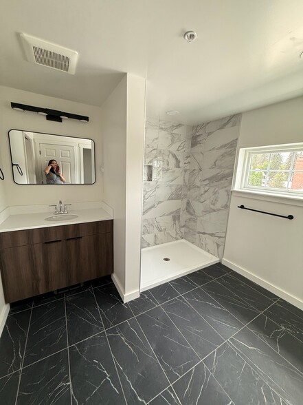 Bathroom Loft - 1925 W Pacific Ave