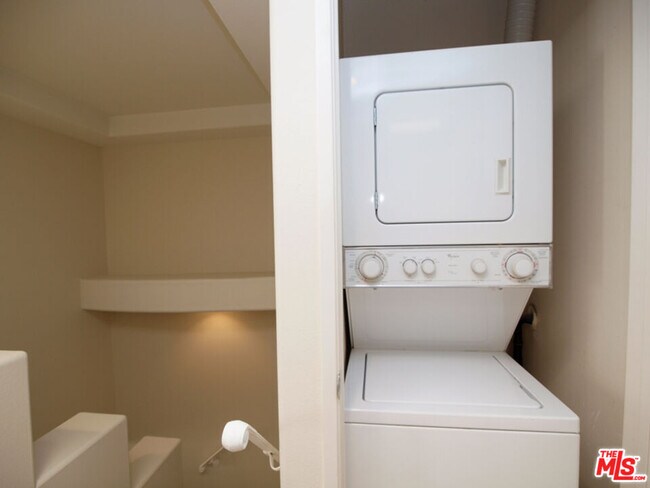 Building Photo - 10627 Moorpark St