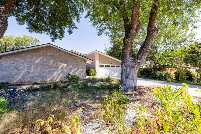 Building Photo - 1204 Woodfield Dr