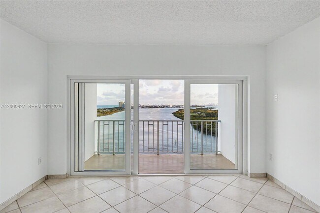 Building Photo - 500 Bayview Dr