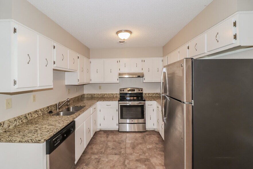 Building Photo - 6049 Lawnhill Dr