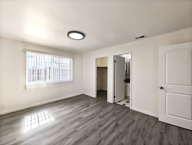 Building Photo - 2086 Fairway Glen Dr