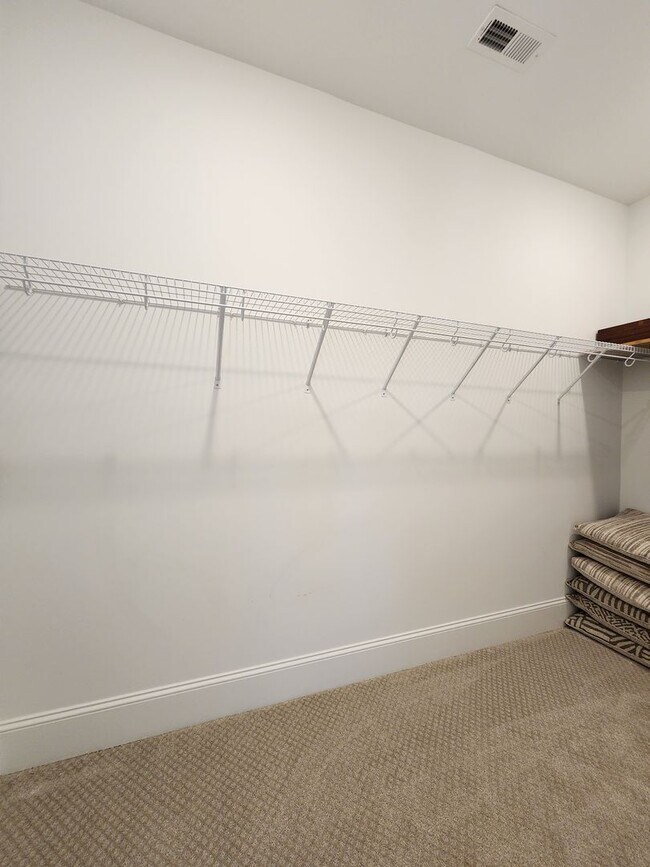 Building Photo - Home Available in Summerhouse on Everett Bay! Showings Coming Soon.