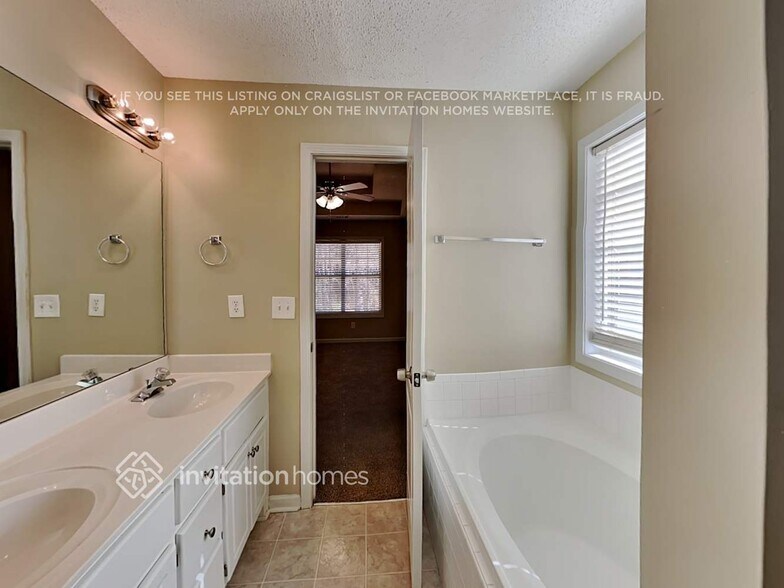 Building Photo - 1127 Chateau Terrace