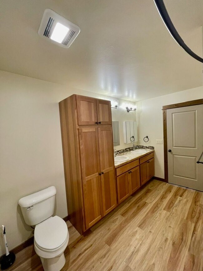 Building Photo - Townhouse - 3 Bedrooms 2 1/2 Bathrooms