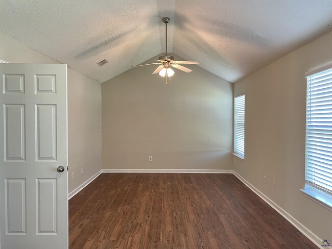 Building Photo - 401 Timberwind Dr