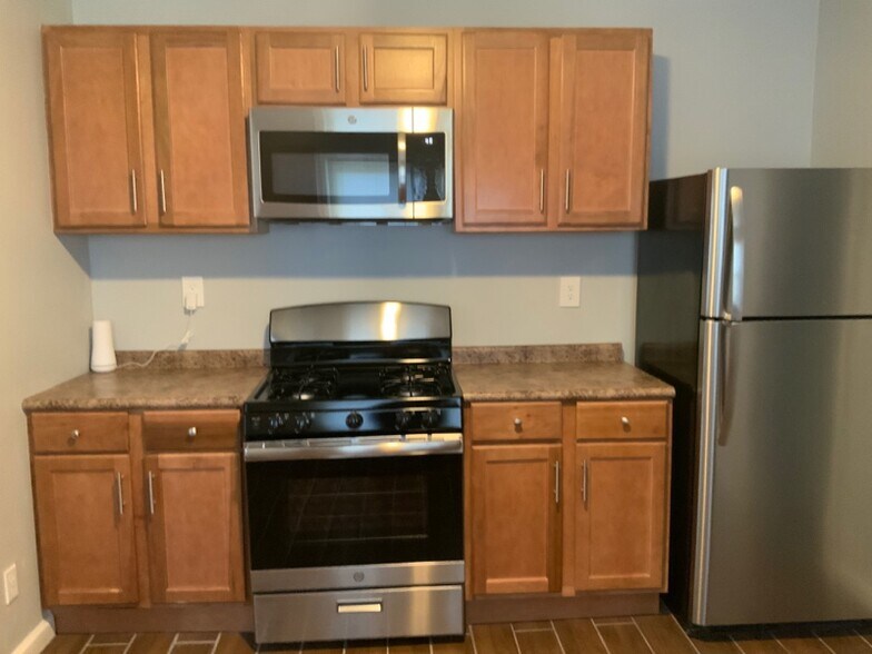 Building Photo - 1545 Oakwood St