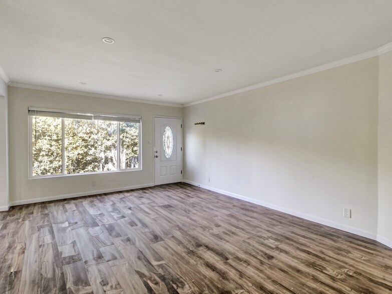 Building Photo - 1040 N Sierra Bonita Ave