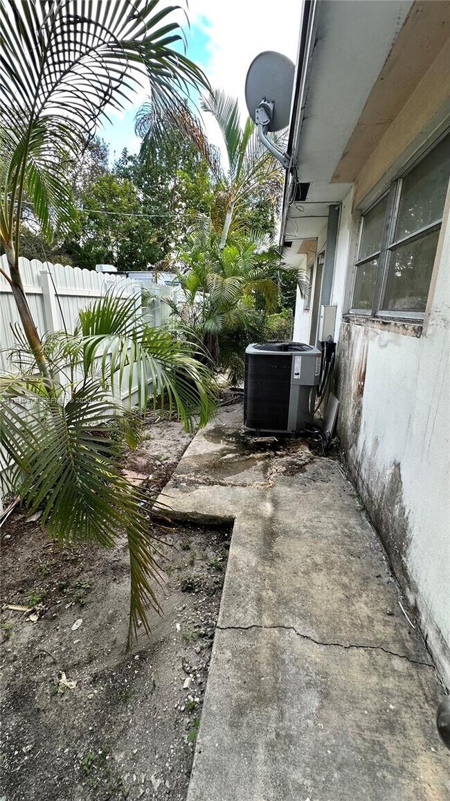 Building Photo - 6114 SW 31st St