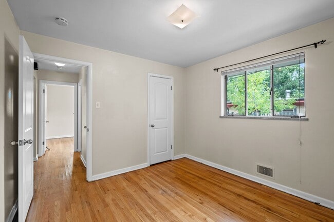 Building Photo - Fantastic Two Bedroom Duplex in University...