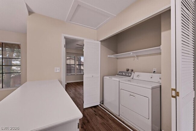 Building Photo - 2410 Pickwick Dr