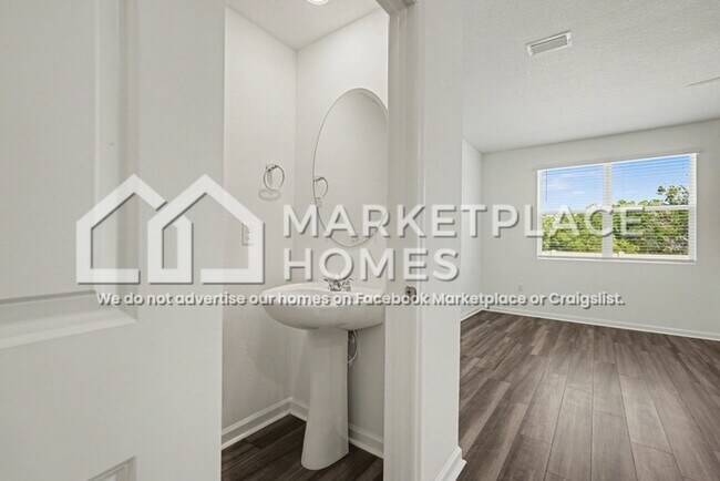 Building Photo - 11910 Sylvia St