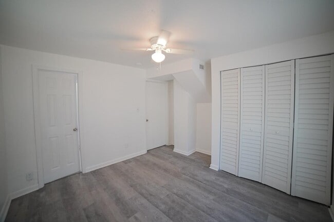 Building Photo - 1118 Louise Dr