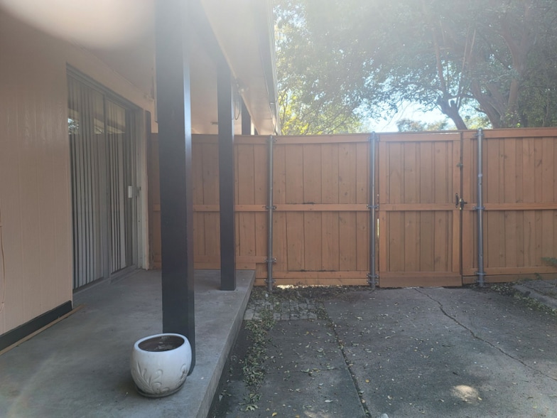 Building Photo - 7945 Habersham Ln