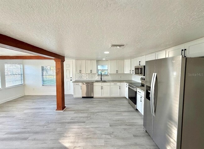 Building Photo - 715 E Silver Star Rd