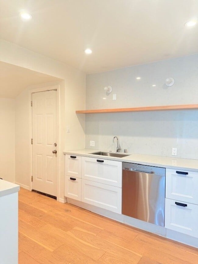 Building Photo - 1/2 OFF FIRST MONTH! BEAUTIFUL & SPACIOUS ...