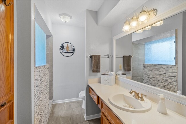 Building Photo - 117 E Park Dr