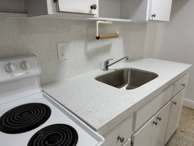 Building Photo - 955 SW 71st Ave