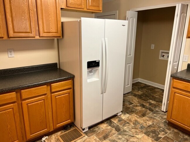 Building Photo - Maryville 37803 - Upstairs only -  4 & 1.5...