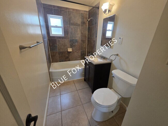 Building Photo - 1301 E Lee St